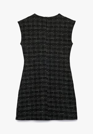 Schwarzes ärmelloses Kleid mit kariertem Muster. Die strukturierte Stoffoberfläche zeigt weiße Linien, die Quadrate bilden. Rundhalsausschnitt und durchgehender Reißverschluss hinten.