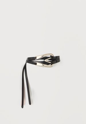 Schwarzer Ledergürtel mit doppeltem Riemen, zwei asymmetrischen silberfarbenen Schnallen und zwei losen Enden, die an einem hellen Hintergrund hängen.