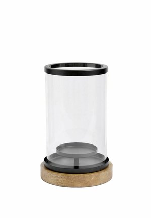 Klarer zylindrischer Glaslaterne mit schwarzem Metallrand und -fuß, erhöhter runder Holzplattform, innen leer für Kerzenplatzierung.
