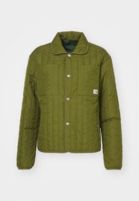 Grön vadderad jacka med krage, tryckknappsstängning, två framfickor och varumärkeslogotyp på vänster bröst. Strukturerad tyg.