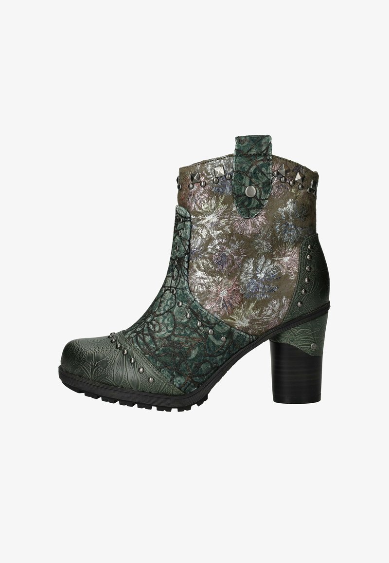 Groene en metallic bloempatronen enkelboot met decoratieve metalen studs en een chunky zwarte hak.