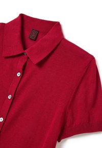 Polo shirt rosso a maniche corte realizzato in tessuto a maglia, con colletto a punta, pattina con tre bottoni e dettagli blu sui bottoni.