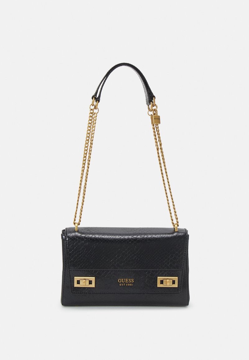 Sort faux slangeskinds crossbody taske med guldkæde og detaljer, der har en flaplukning og prægede brandlogo på fronten.
