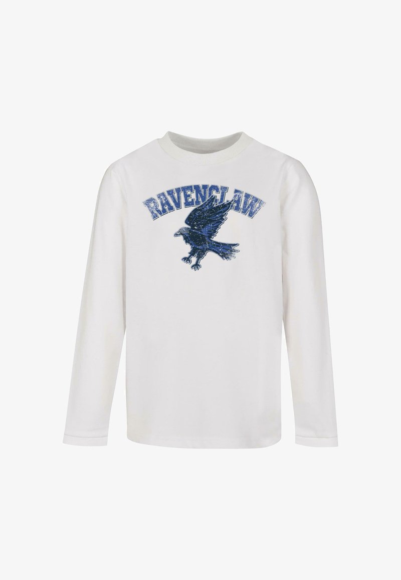 Wit T-shirt met lange mouwen met een blauwe raaf graphic en de tekst "Ravenclaw" in het blauw, met een ronde hals en een zachte katoenstructuur.