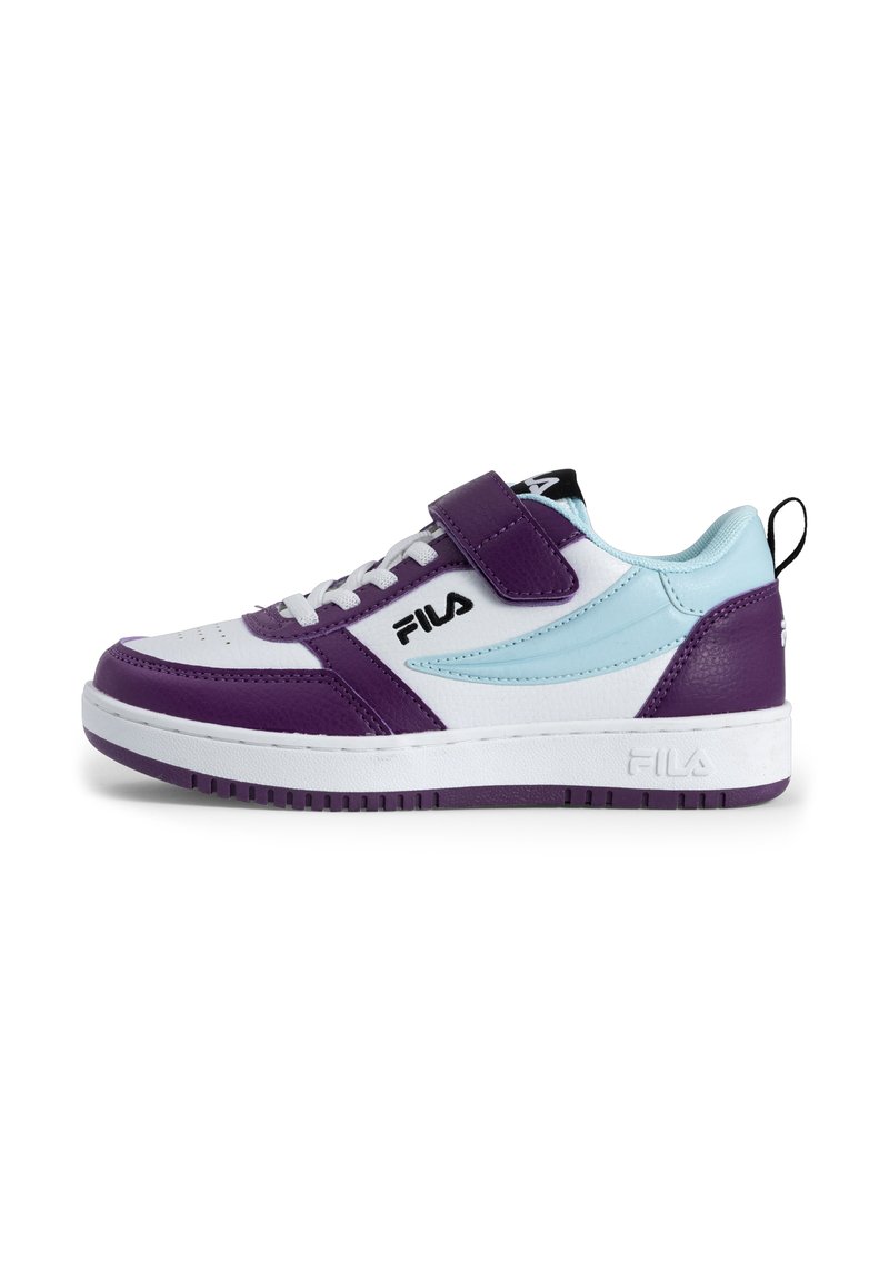 Scarpa sportiva viola e azzurra chiara con una base bianca, dotata di una fascia in Velcro, lacci e una suola in gomma testurizzata. Visibile il marchio Fila.