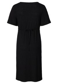 Μαύρο φόρεμα από μαλακό ύφασμα, με κοντά μανίκια, στρογγυλή λαιμόκοψη και ζώνη δέσιμο στη μέση, σε μήκος μέχρι το γόνατο.