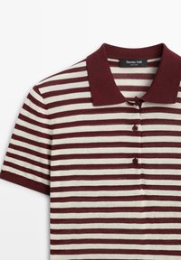 Kurzärmeliges Poloshirt mit horizontalen Streifen in Weinrot und Weiß, weinrotem Kragen und zwei weinroten Knöpfen auf der vorderen Knopfleiste.