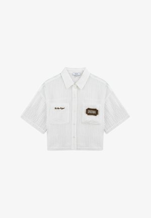 Korte, witte cropped blouse met verticale ribbeltextuur, korte mouwen, knoopsluiting, twee voorzakken en geborduurde patches in bruin.