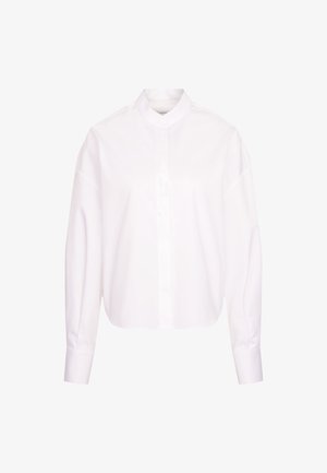 Biała, długa koszula z długim rękawem i wysokim kołnierzem, wykonana z gładkiego materiału. Posiada zapięcie na guziki z przodu oraz lekko skrócony fason.