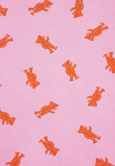 Tissu rose avec un motif répétitif de petits ours dessin animés orange dans diverses positions debout et marchantes.