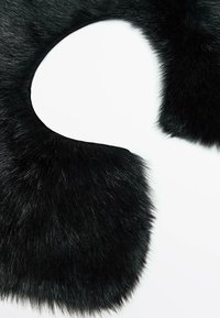 Sort pelskrave med et glat, afrundet design. Den har langt, blødt hår og en tydelig tekstur, der skaber et luksuriøst udseende.