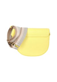 Bolso de hombro amarillo hecho de un material suave, con un fondo redondeado, cierre con solapa y una correa ajustable a rayas en beige y gris.