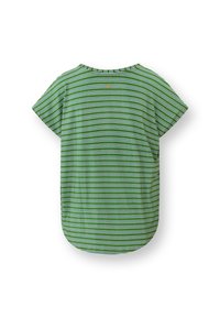 Groen en witte horizontaal gestreepte shirt met korte mouwen, afgeronde onderkant en een klein gouden embleem nabij de hals aan de achterkant.