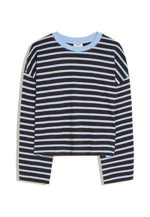 Chemise à manches longues avec des rayures horizontales noires et bleu clair et un col rond bleu clair sur fond blanc.