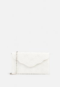 Bílá kabelka na ruku s vlnkovaným designem, texturovanou tkaninou a stříbrným řetízkem. Zavírání na klopu, s propracovanými detaily po celém povrchu.