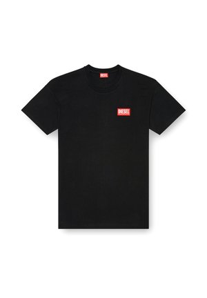 T-shirt en coton noir avec un col rond ; présente un petit logo rectangulaire rouge "DIESEL" sur le devant. Design simple, manches courtes.