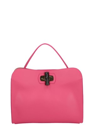 Borsa a mano in pelle rosa con una superficie liscia, dotata di una chiusura nera e di un solo manico superiore. Forma piatta con bordi arrotondati.