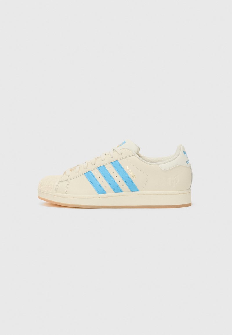 adidas Originals SUPERSTAR MESSI UNISEX - Μπότες ποδοσφαίρου εσωτερικού χώρου - cream white/semi blue burst/gold-coloured