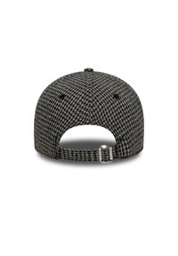Casquette à motif pied-de-poule noir et gris avec une visière incurvée, sangle arrière ajustable et six œillets de ventilation. Fabriquée en matériau textile.