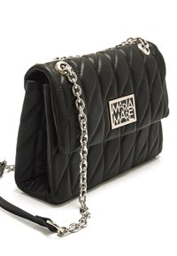 Borsa a tracolla nera trapuntata con catena argentata e placca con logo. Presenta una forma strutturata e una finitura liscia e testurizzata.