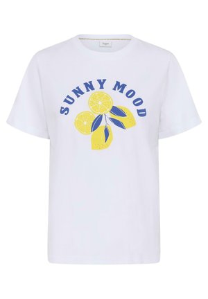 Camiseta blanca de manga corta con texto azul "SUNNY MOOD" sobre ilustraciones de limones amarillos y hojas azules.