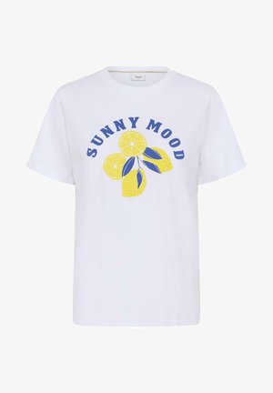 Camiseta blanca de manga corta con texto azul "SUNNY MOOD" sobre ilustraciones de limones amarillos y hojas azules.
