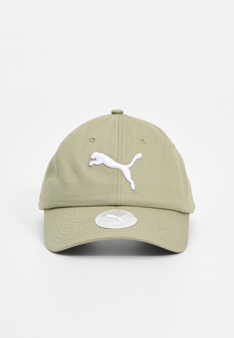 Gorra de béisbol color caqui hecha de algodón. Presenta un logo de Puma bordado en blanco en la parte frontal y una etiqueta de banda para el sudor circular en la visera.