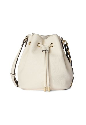 Hvid bøffelskindspose med guldfarvede nitter og snørelukning, med en aftagelig rem med sorte og guldfarvede kædeled.