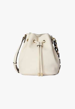 Weiße Bucket-Tasche aus genarbtem Leder mit goldenen Ösen und Zugbandverschluss, ausgestattet mit einem abnehmbaren Riemen aus schwarzen und goldenen Gliedern.