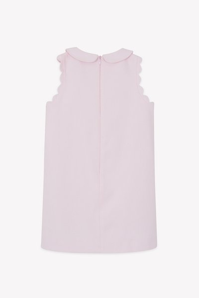 Ροζ αμάνικο φόρεμα με κολάρο σε σχήμα κυματιστού, υφή ύφασμα και κλείσιμο με φερμουάρ στην πλάτη. Λείο σχήμα, μήκος μέχρι το μέσο του μηρού, χωρίς σχέδια.