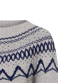 Hellgrauer Strickpullover mit dunkelblauen geometrischen und Zickzackmustern entlang des Halsausschnitts und der Schultern, ausgestattet mit einem gerippten Rundhalsausschnitt.