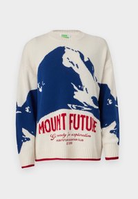 Πλεκτό πουλόβερ με κρεμ βάση, μπλε γραφικό βουνού και κόκκινο κείμενο "MOUNT FUTURE" στο τελείωμα, στρογγυλή λαιμόκοψη και ριμπ μανσέτες.