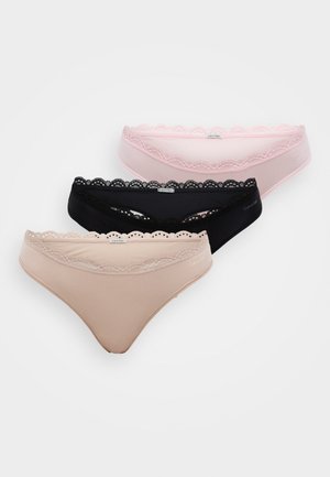 Calvin Klein trusseundertøj i sæt i sort, nude og pink. Hver model har et glat stof med en blondekant langs taljen.