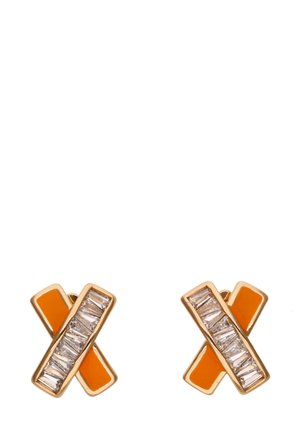 Boucles d'oreilles dorées en forme de croix avec un accent en émail orange et une rangée de pierres claires rectangulaires, présentant un design moderne.