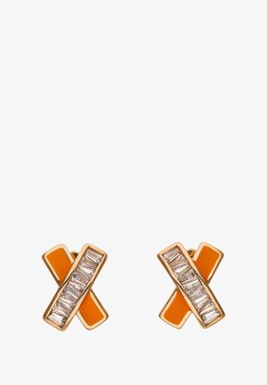 Orecchini a forma di croce dorata con un accento in smalto arancione e una fila di pietre rettangolari trasparenti, che mostrano un design moderno.