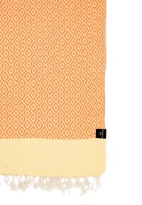 Håndkl�æde i orange og gul bomuld med diamantmønster, med frynser og et sort mærke. Størrelse: rektangulær.