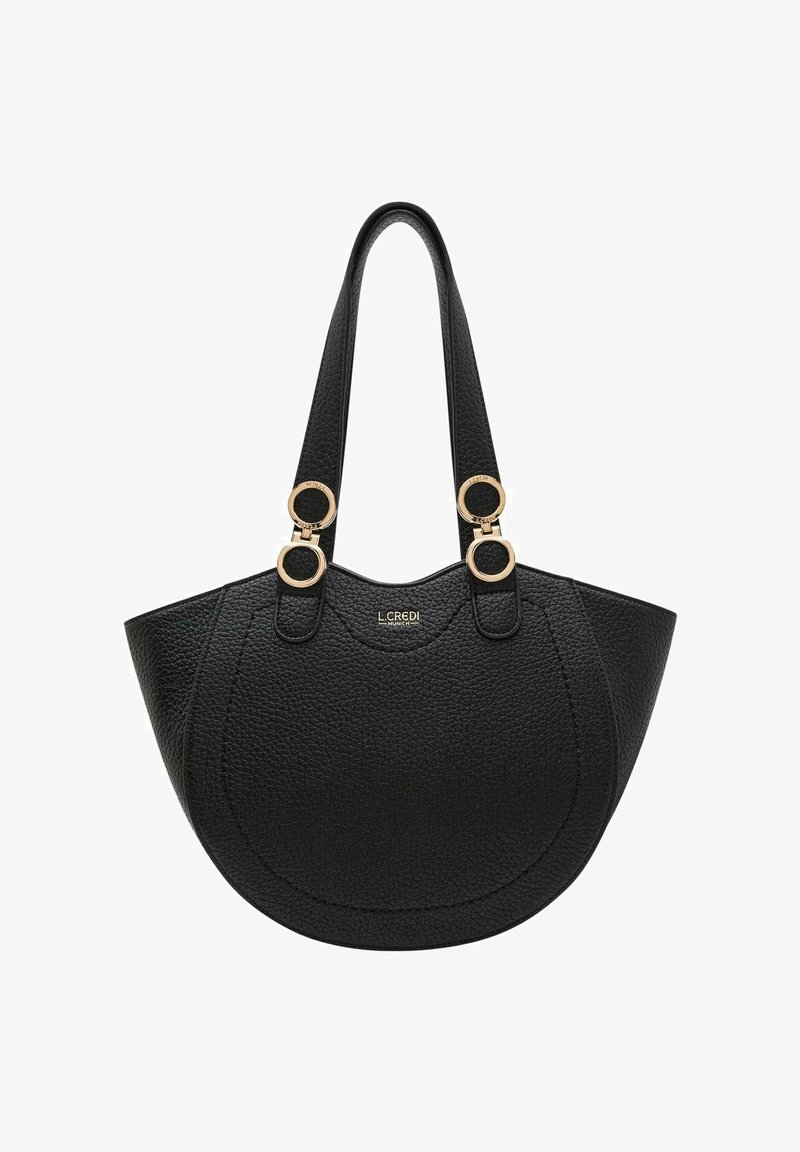 Zwarte leren handtas met een ronde vorm, textuur oppervlak, dubbele handvatten met gouden hardware, en een reliëflogo aan de voorkant.