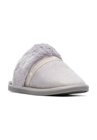 Zapatilla de ante gris con parte superior de suave pelo sintético gris, diseño ancho, que presenta una banda decorativa con marca. Suela gris flexible.