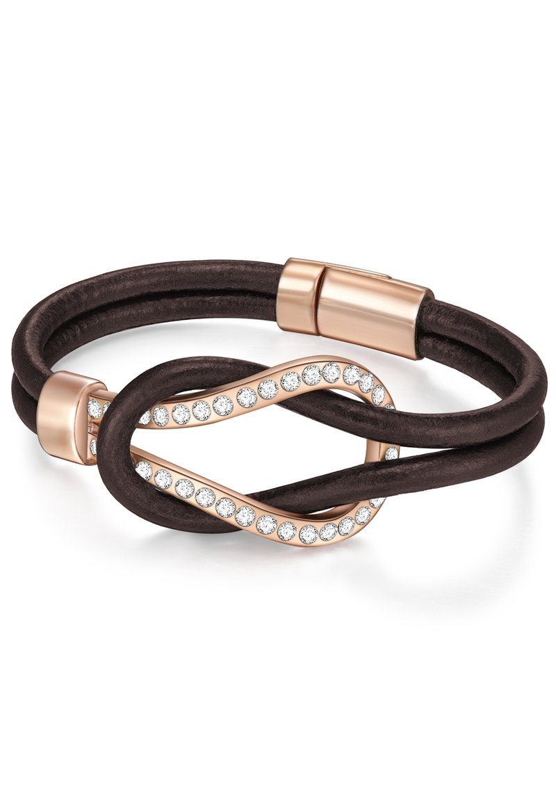 Bracciale in pelle marrone con chiusura dorata, caratterizzato da un design attorcigliato accentuato da cristalli trasparenti lungo un lato.