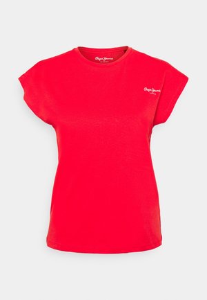 Czerwona bawełniana koszulka z krótkimi podwiniętymi rękawami, okrągłym dekoltem i małym białym logo na lewej piersi. Gładka tekstura, casualowy krój.