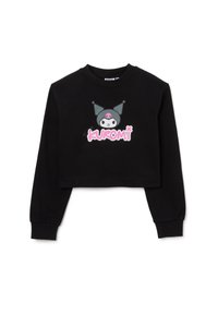 Zwarte cropped sweatshirt met lange mouwen, met een centrale afbeelding van een personage met puntoren en roze accenten, en de tekst "KUROMI."