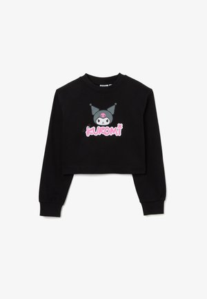 Felpa nera corta con maniche lunghe, caratterizzata da una grafica centrale di un personaggio con orecchie a punta e dettagli rosa, accompagnata dal testo "KUROMI."