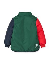 Doudoune color-block avec des sections vertes, rouges et navy, dotée d'un haut col et de poignets côtelés ; inclut un détail de logo en bas.