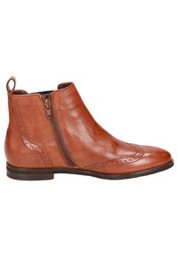 Bottine en cuir marron avec une fermeture éclair sur le côté, des détails perforés et une texture lisse. Elle dispose d'une languette à l'arrière et d'un petit talon.
