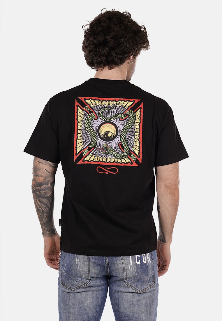 T-shirt in cotone nero con un grande grafico colorato sul retro, caratterizzato da un design di serpente e un occhio, inseriti in un bordo rettangolare.
