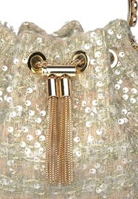 Bolso de drawstring con cuentas, decorado con lentejuelas doradas, tela texturizada, herrajes dorados y detalle de borla de cadena. Esquema de colores en beige claro y plata.