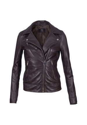 Bruine leren motorjas met ingeknipte kraag, ritsen op de zakken en een aansluitende pasvorm. Gladde textuur met minimale stikseldetails.