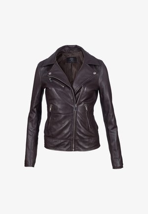 Bruine leren motorjas met ingeknipte kraag, ritsen op de zakken en een aansluitende pasvorm. Gladde textuur met minimale stikseldetails.