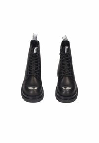 Stivali da combattimento neri in pelle con un design a lacci e una finitura metallica. Presentano un tassello sul tallone e una suola in gomma resistente.