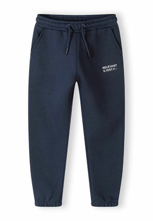 Granatowe spodnie dresowe z elastycznym pasem i ściągaczami, sznurkiem do regulacji, dwoma bocznymi kieszeniami oraz białym napisem "RELEVANT S.1997//--" na lewej udzie.